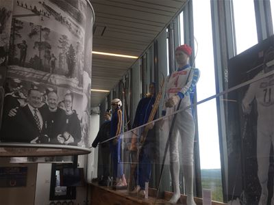 Interiörbild från Skidmuseet, skyltdockor med skidkläder från tidigare vm tävlingar.