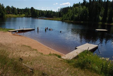 Badplatsen vid Lindesnäs Camping