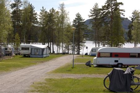 Husvagnar vid campingen.