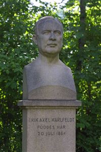 Statyett av Erik Axel Karlfeldt.