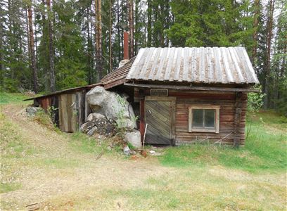 Old red cabin 