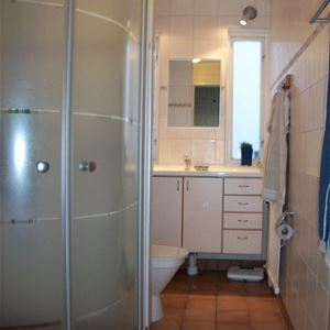 Badrum med duschkabin och wc.