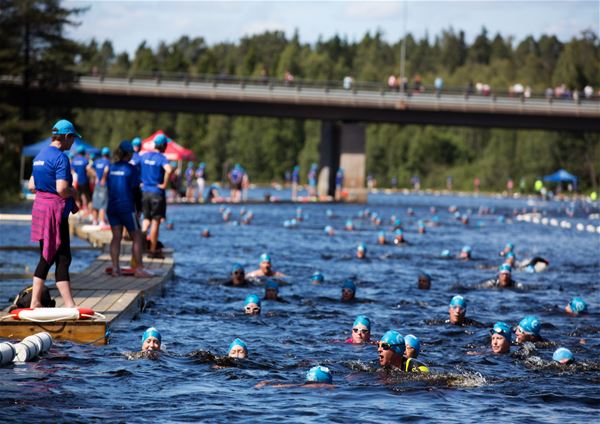 Mickan Palmqvist,  &copy; Vansbrosimningen, Swimmers in the water and people on a jetty.
