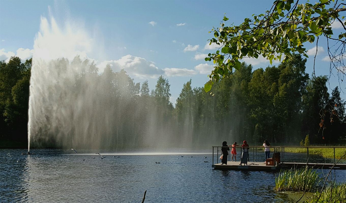 Lake Tjärnasjön, a jetty and a fountain in the lake.