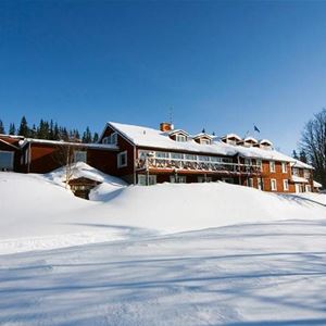 Lövåsgården Fjällhotell,  © Lövåsgården Fjällhotell, Hotellet med mycket snö på marken.