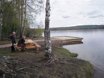 Strandbrygga och rastplats intill stranden.