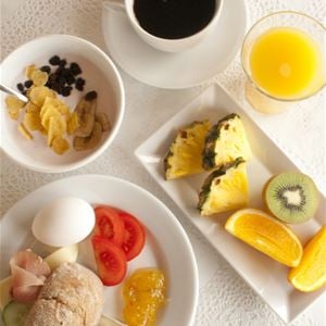 Frukost med kaffe och frukt.