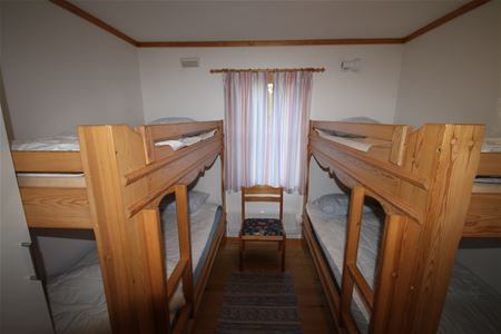 Sovrum med två våningssängar.