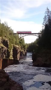 Inlandsbanan passerar på bro över Ämån.
