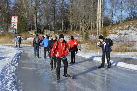 Människor som åker långfärdsskridskor.