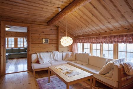 Hall på övre plan med soffa.