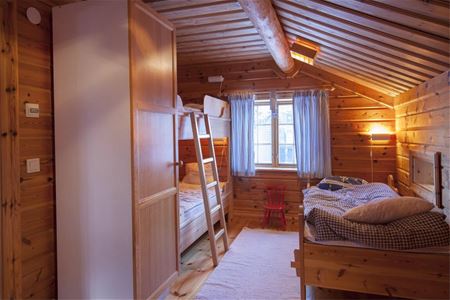 Bedroom with a bunk bed and a single bed.