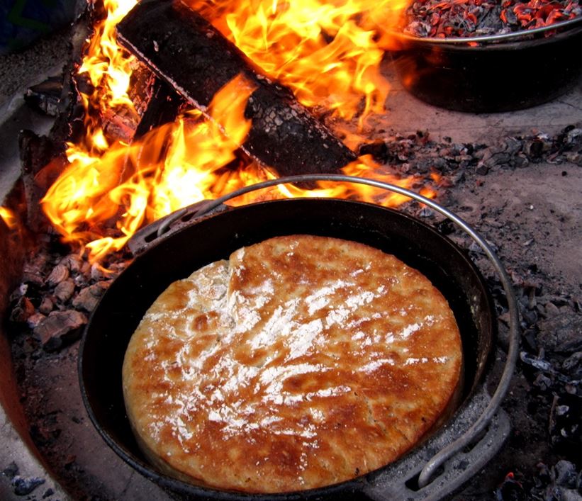 Ett av den mest uppskattade inslagen är Nomsas bröd som vi gräddar tillsammans över eld.