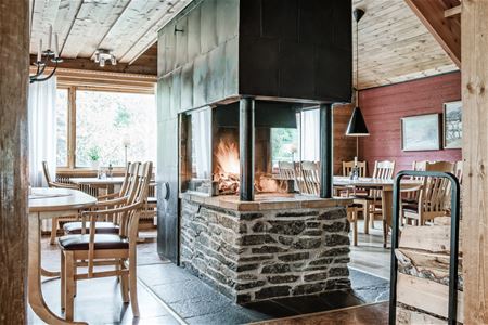 The restaurant with open fireplace in the middle.