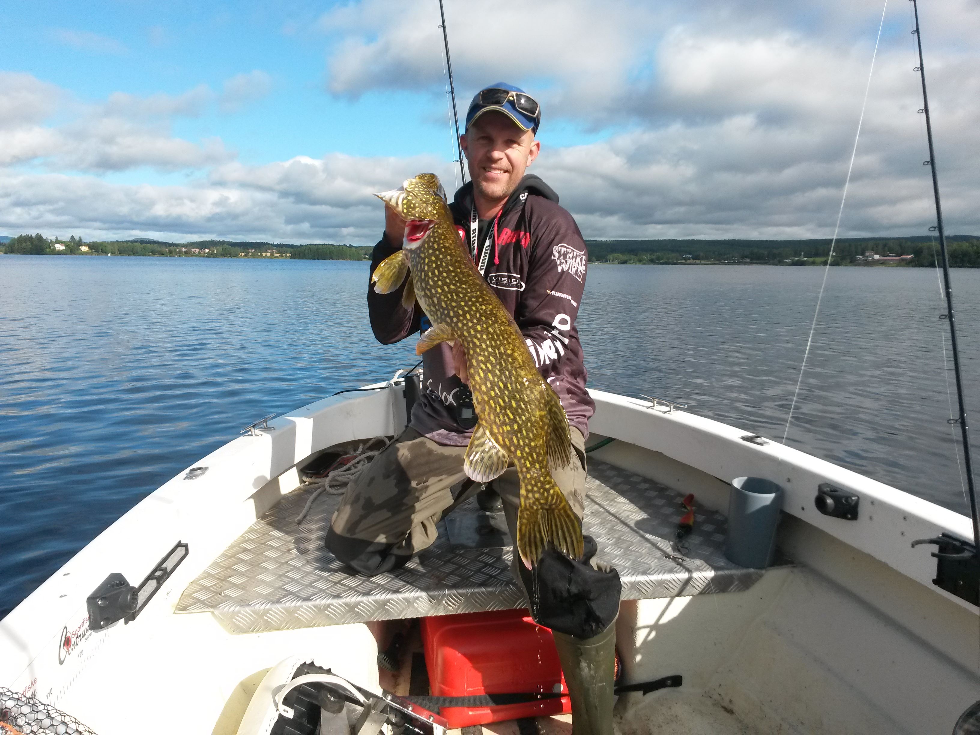 Fiske efter stor strömgädda i naturskön dalgång.