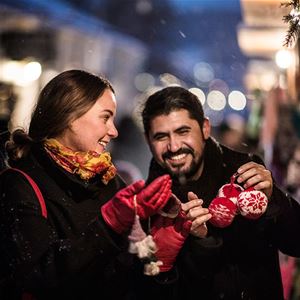 Foto: Sandra Lee Petersson,  © Copy: Visit Östersund, Två personer som tittar på julgranspynt
