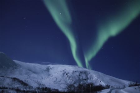 Nordlys over fjell