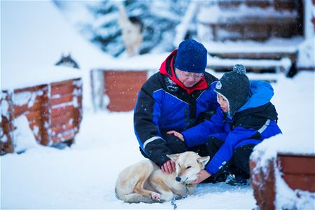 To personer som koser med en husky