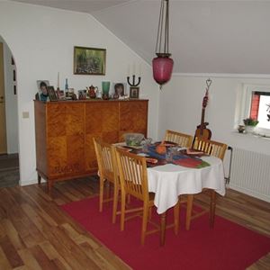 Matplats med fyra stolar i vardagsrummet.