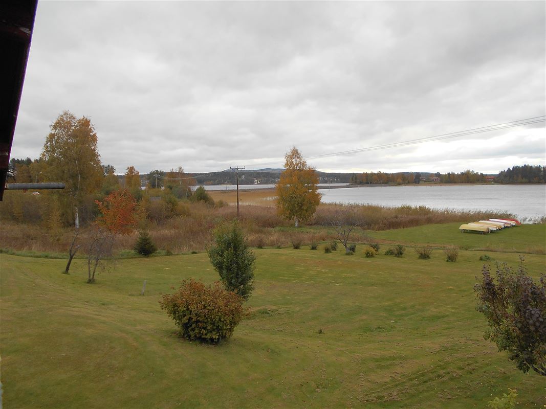 View from the upper floor over the garden and the lake. 