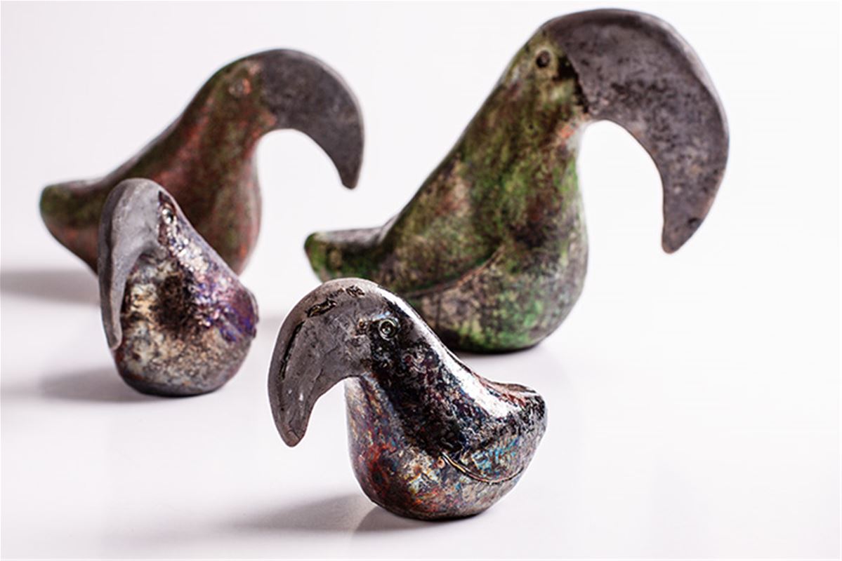 Små keramikfigurer som föreställer fåglar.