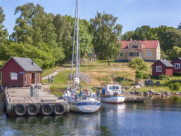 Tärnö jetty with cottages in the background 