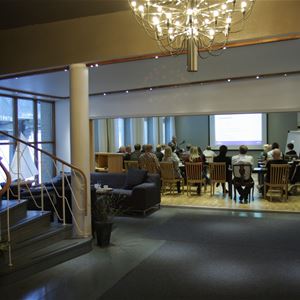 Konferensrum med skolsittning och öppningsbar vägg.