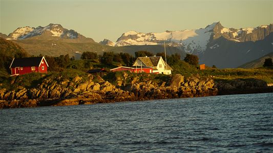 Hus i kveldssol