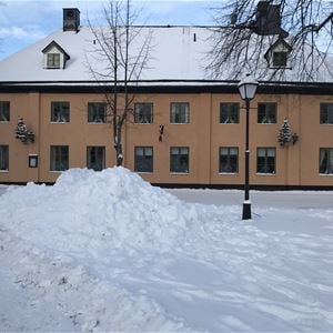 Exteriörbild vinter, byggnad med gul putsad fasad.