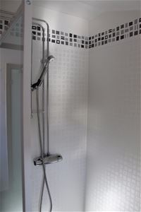 Shower room.