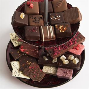 Kakfat med fyrkantiga chokladpraliner och  choklad minibar i olika smaker.