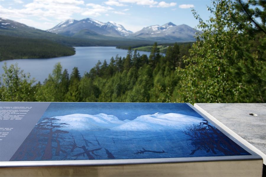 Utsikten fra Sohlbergplassen utsiktsplass, Nasjonal turistveg Rondane. Litt informasjon om plassen og historien bak Harald Sohlbergs berømte maleri er montert på rekkverket.