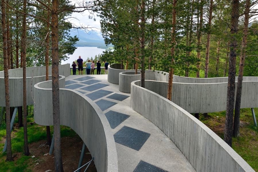 Besøkende beundrer utsikten fra Sohlbergplassen utsiktsplass, Nasjonal turistveg Rondane.