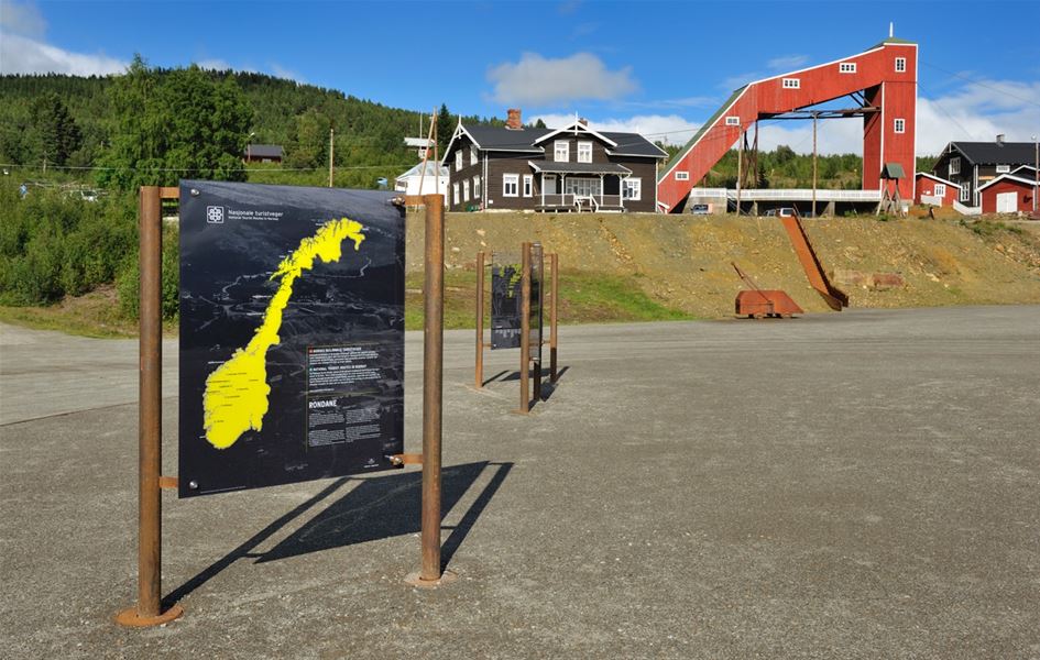 Informasjonspunkt med omtale av de historiske Folldal gruver, Nasjonal turistveg Rondane. 