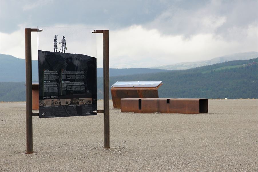 Infopunkt med tavler ved Folldal gruver, Nasjonal turistveg Rondane. 