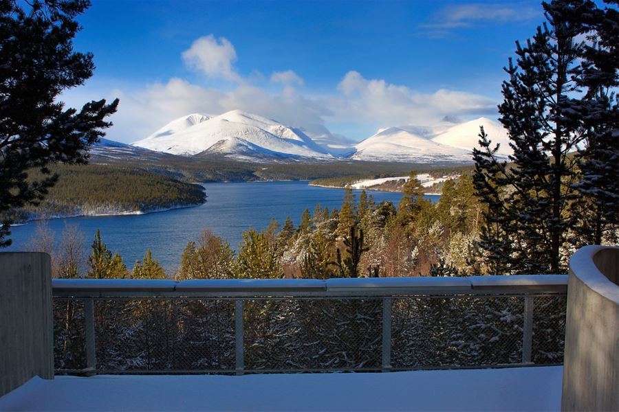 Vinterlig utsikt allerede i oktober mot Rondane og Atnsjøen fra Sohlbergplassen utsiktsplass på Nasjonal turistveg Rondane. Arkitekt: Carl-Viggo Hølmebakk.