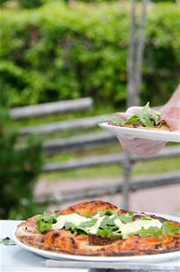 Pizza serveras.