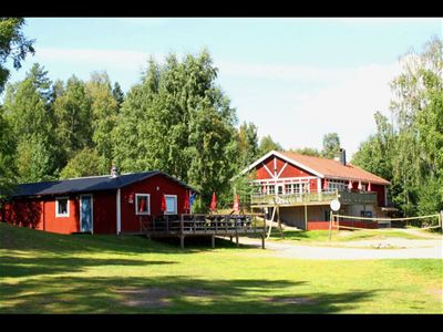Röda byggnader på campingen med gräs omkring. 