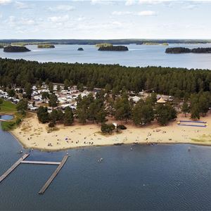  © Söderhamns kommun, Drönarbild över Stenö havsbad och camping