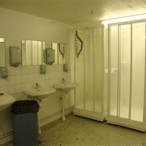 Rum med tvättställ och två duschkabiner.