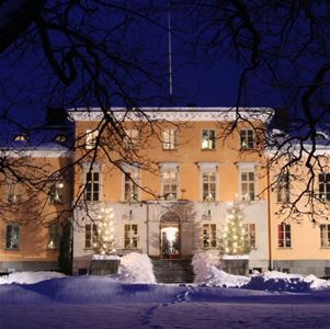Utsidan av slottet med snö på marken.