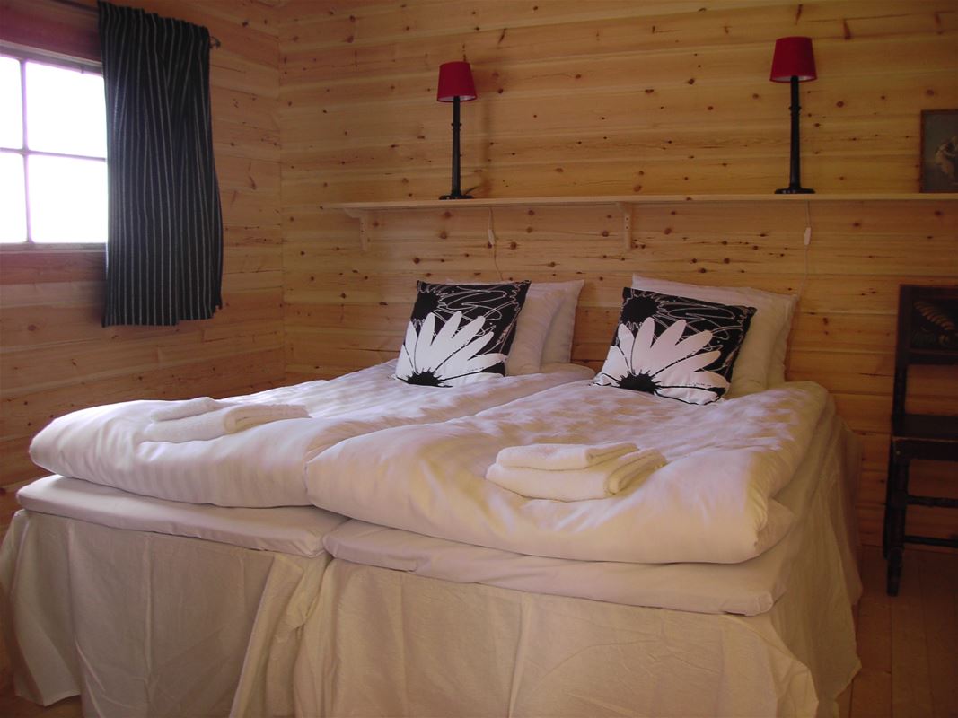 A bedroom with a double bed.