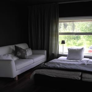 Rum med soffa och dubbelsäng.