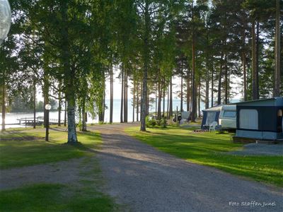 A gravel road on the campsite leading to the beach. 