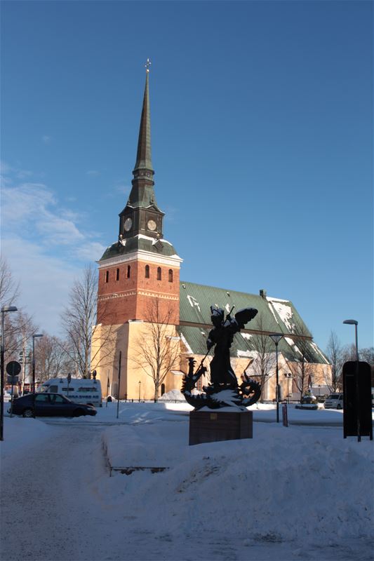 Mora kyrka i vintertid.