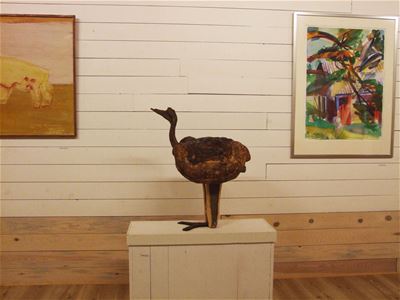 Skulptur och tavlor.
