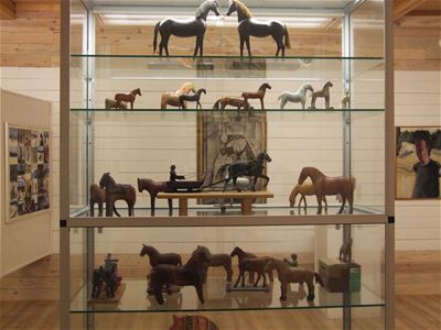 Glasmonter med olika hästar.