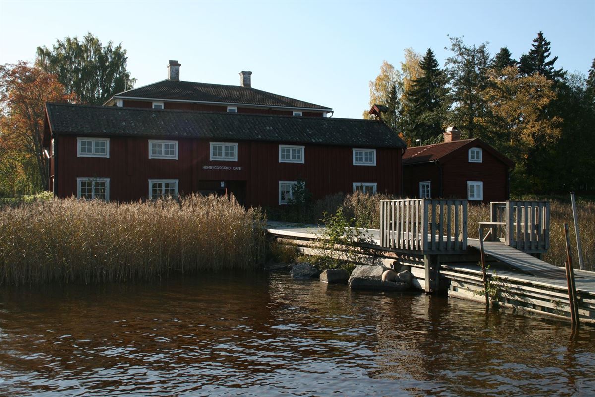 Hembygdsgården sedd från sjön Barken.