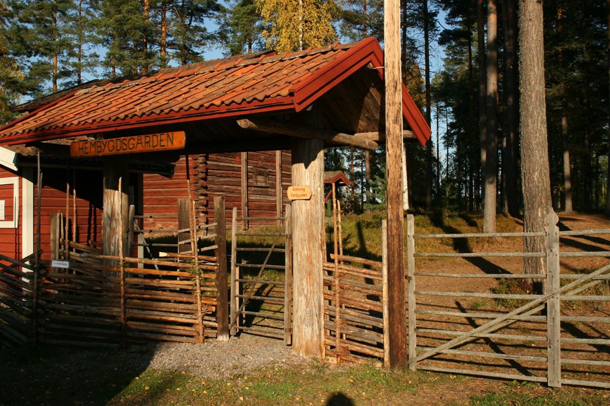 Gjärdesgård in till Sunnansjö hembygdsgård.