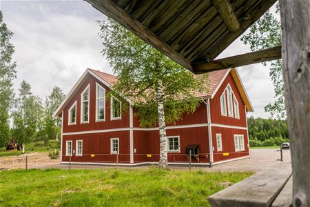 Rött stort hus.